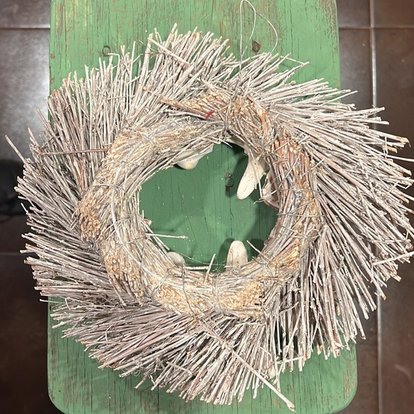 EUC Shabby Chic white shell beach rustic wreath - Picture 2 of 3